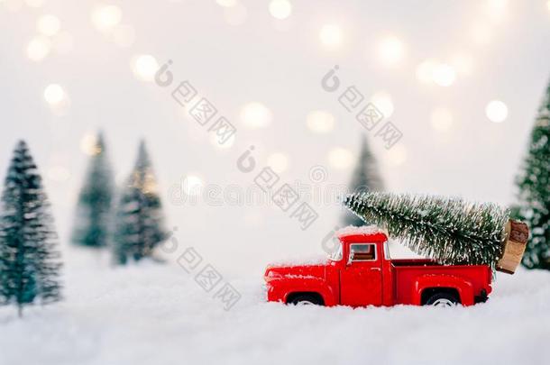 红色的玩具收集汽车汽车rying圣诞节树