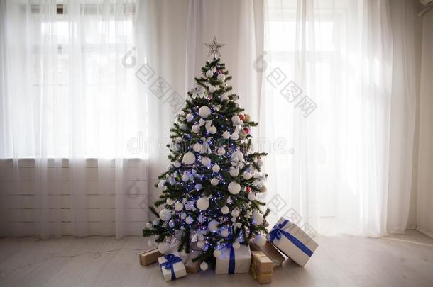 新的年礼物布置圣诞节树