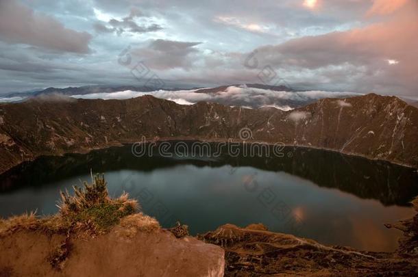 奎洛托亚喷火山口和湖,安第斯山脉