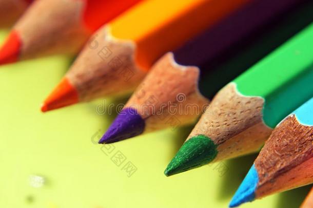 指已提到的人颜色铅笔`英文字母表的第19个字母点.