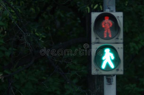 交通光和绿色的光和安全的向移动.交通光我