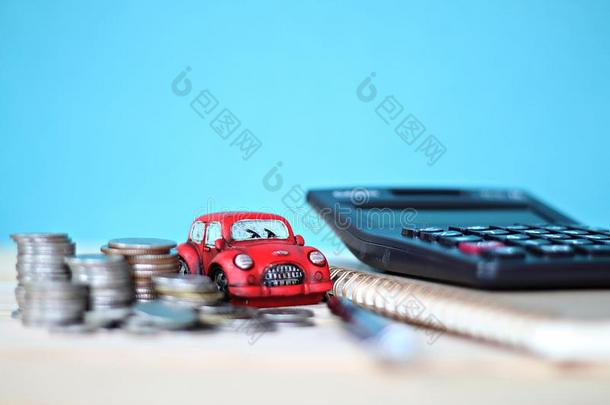 小型的汽车模型,coinsurance联合保险垛,计算器和笔记簿纸