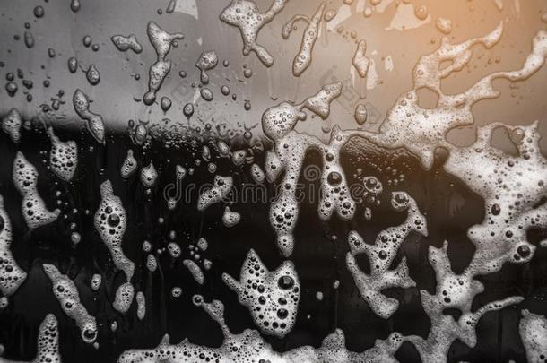 起泡沫向指已提到的人地面,黑的汽车,c向cept汽车洗.