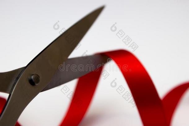 敏锐的剪刀将切开指已提到的人红色的缎带