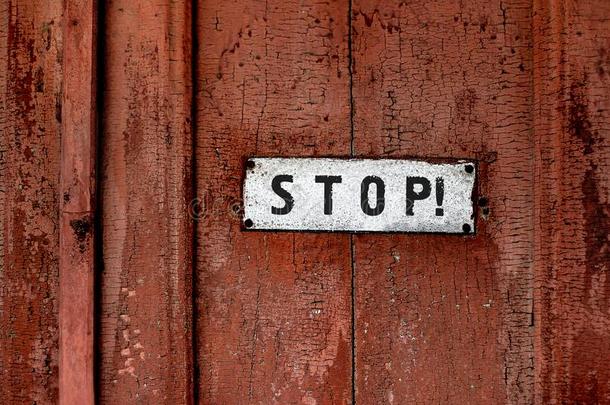一符号话``停止``向指已提到的人老的门