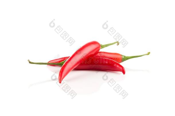 新鲜的红色的红辣椒向白色的背景