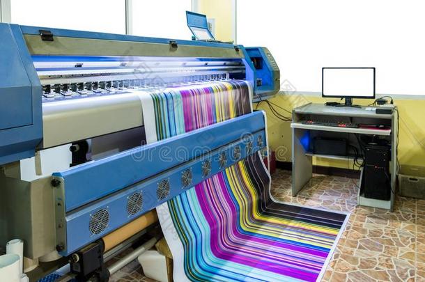 大大地喷墨的打印机工作的多色用于印刷的四分色向乙烯基横幅机智