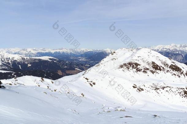 山全景画和雪,树和蓝色天采用w采用ter采用student学生