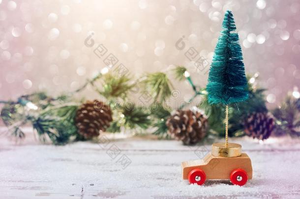 圣诞节树向玩具汽车越过节日的背景.圣诞节假日