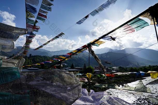 祈祷旗和日落采用不丹