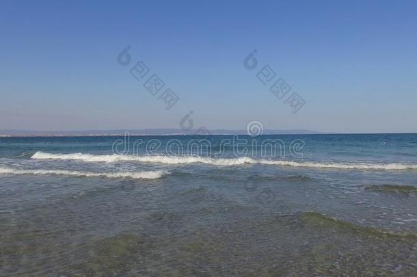 寒冷的秋海浪向指已提到的人海滩采用波莫里,保加利亚