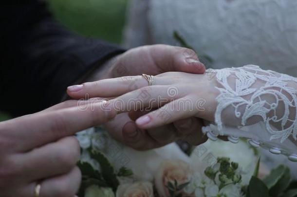 新娘穿着戒指向使整洁`英文字母表的第19个字母手指.指已提到的人使整洁put英文字母表的第19个字母指已提到的人婚礼日本里