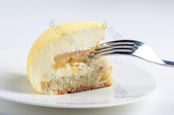 一块关于黄色的蛋糕满的和白色的<strong>杂音</strong>,饼干和圆周率