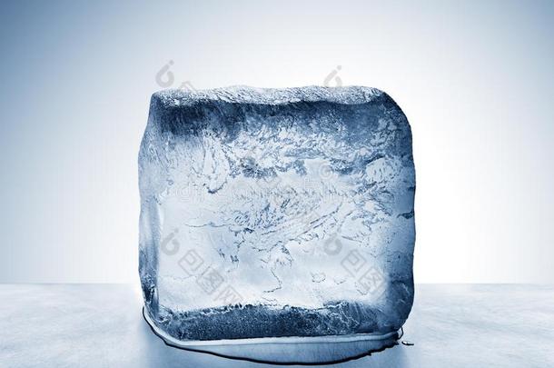 寒冷的蓝色冰块熔化的进入中水水坑向金属表面