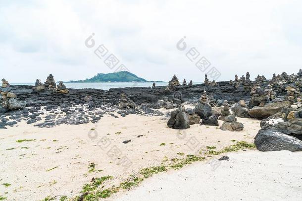 石头塔向玄武岩的岩石在Hyeopjae海滩,<strong>济州岛</strong>