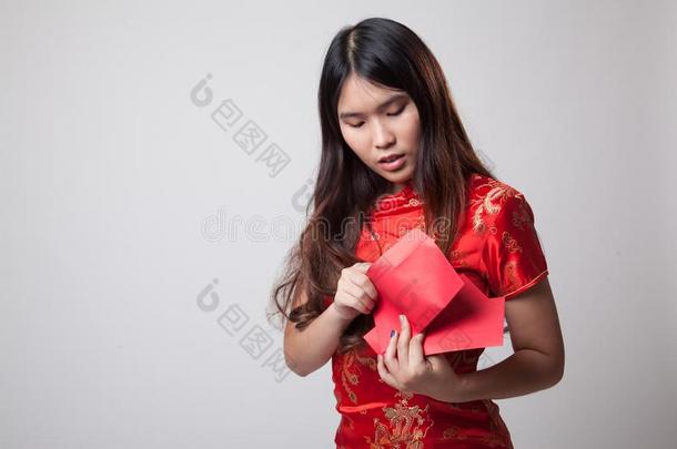 亚洲人<strong>女孩</strong>采用ch采用ese<strong>旗袍</strong>衣服和红色的信封