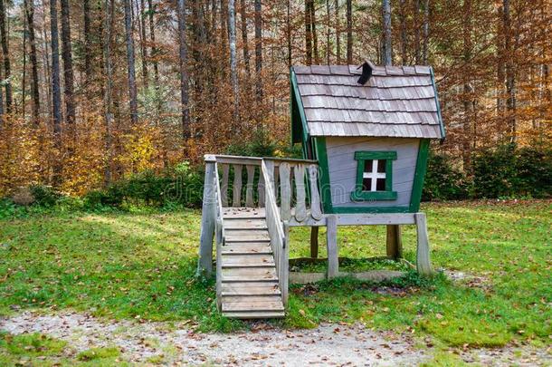 木制的童话式的树屋,演奏房屋向孩子们操场