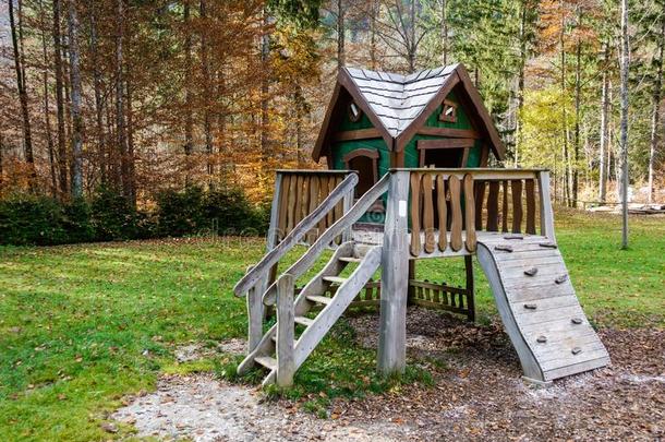 木制的童话式的树屋,演奏房屋向孩子们操场