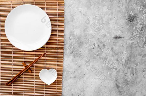 表镶嵌为寿司辗.空的盘子向席子在近处筷子