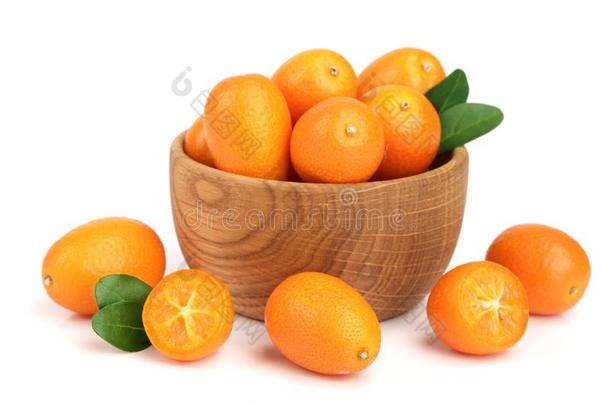 金橘或金橘和叶子采用木制的碗隔离的向白色的波黑