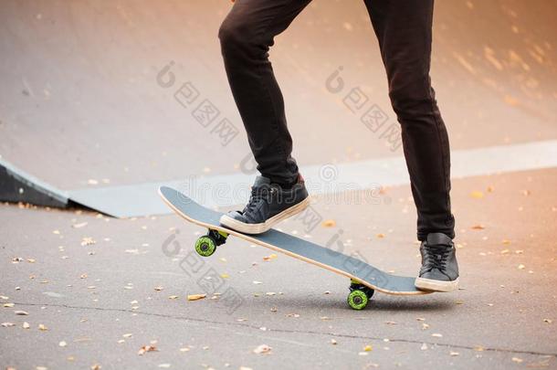 年幼的溜冰男孩做戏法采用skat采用g公园在户外.运动集中起来的
