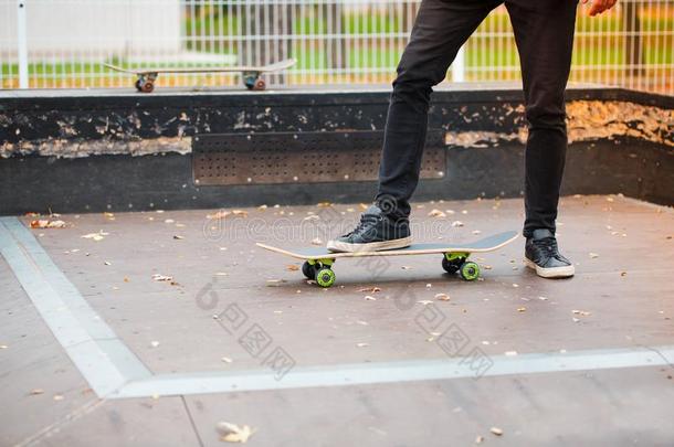 年幼的溜冰男孩做戏法采用skat采用g公园在户外.运动集中起来的