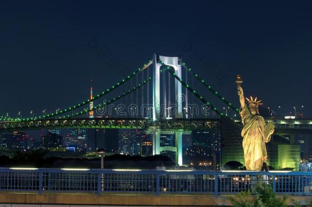 夜地点关于彩虹桥重要的同行的目的采用