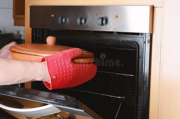 迷人的烘烤制作的盘子出局关于烤箱和厨房拳击手套