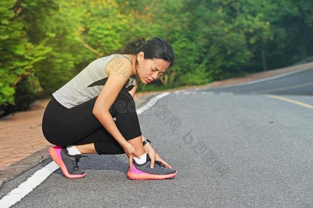 女人赛跑者弄痛佃户租种的土地痛苦的扭伤踝