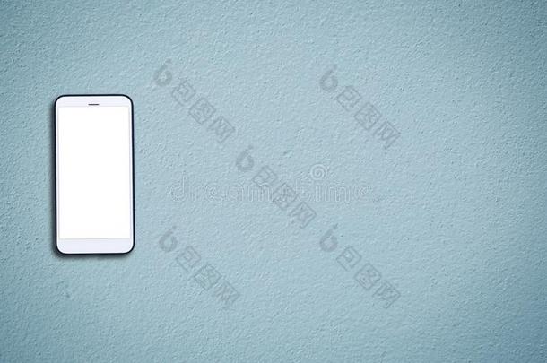 白色的可移动的细胞电话和空白的屏幕向蓝色c向crete墙