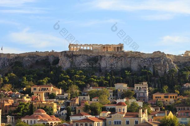 古希腊城市的卫城岩石越过普拉卡.雅典,希腊.