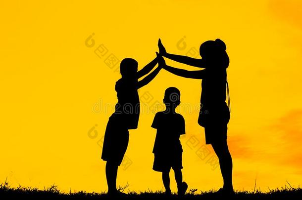 妈妈和儿子所有乐趣在日落,家庭一h一ppy时间,Asi一n小孩