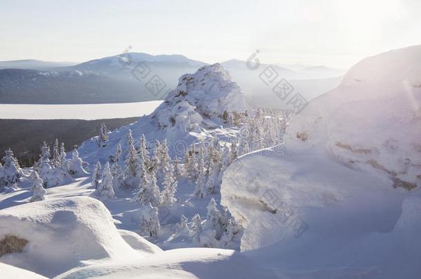 看法关于湖祖拉特库尔从山范围.冬风景.