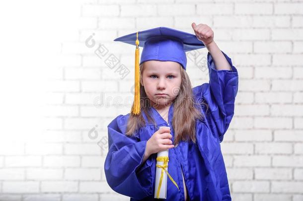 肖像关于漂亮的女学生和毕业帽子采用<strong>教室</strong>