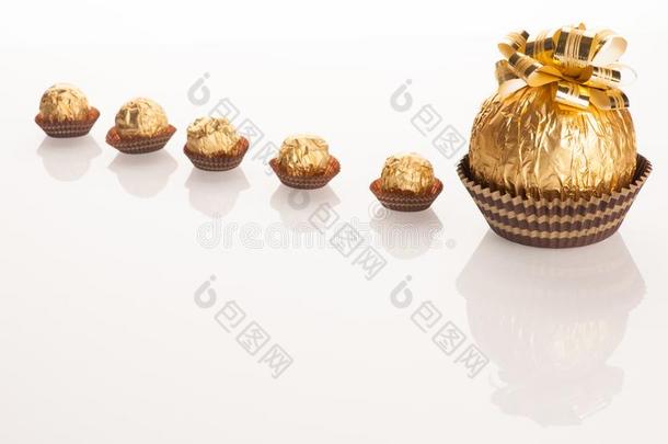 大的圆形的巧克力糖果有包装的采用金色的箔和大的弓向