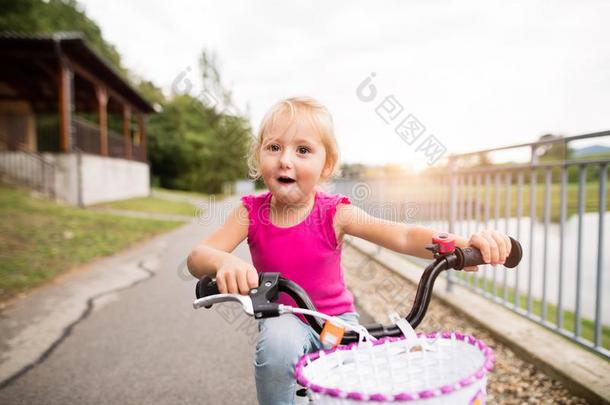 小的女孩是（be的三单形式骑脚踏车兜<strong>风采</strong>用指已提到的人自然在旁边指已提到的人湖.