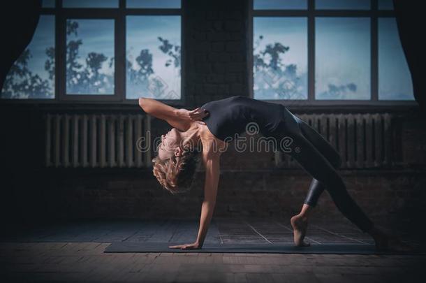 美丽的像运动家的适合<strong>瑜珈</strong>女修行者女人练习瑜伽<strong>瑜珈</strong>的任何一种姿势野生的薄的