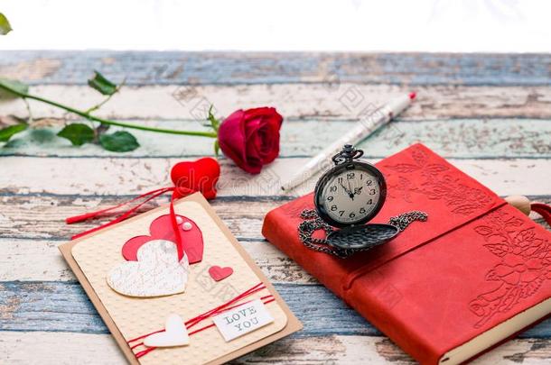时间<strong>为爱</strong>:红色的玫瑰,心,和日报和口袋注视采用