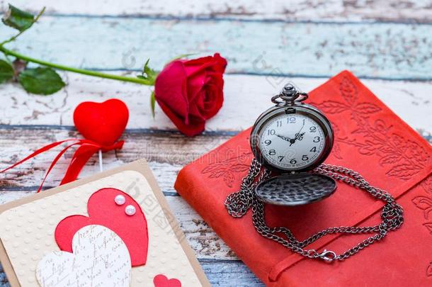时间为爱:红色的玫瑰,心,和日报和口袋注视