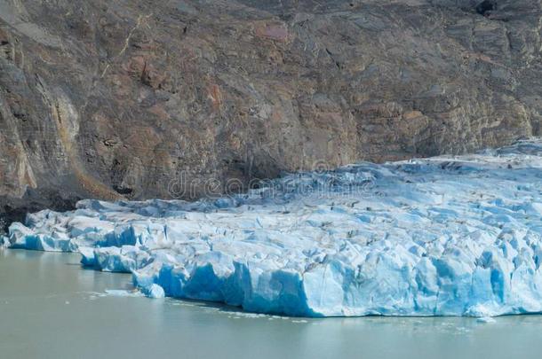 蓝色冰南美南端地方的冰河冰bergs采用湖水