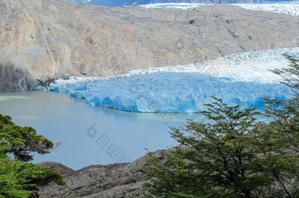 蓝色冰南美南端地方的冰河冰bergs采用湖水