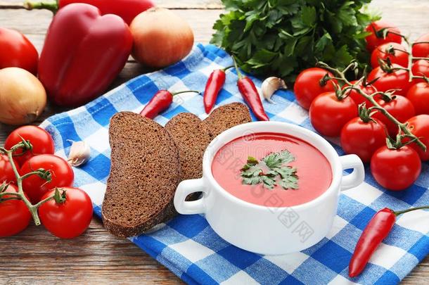 番茄汤和西芹