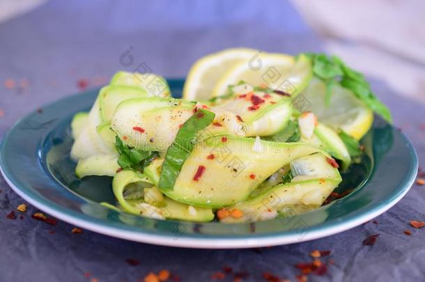 沙拉和新鲜的夏季产南瓜之一种,罗勒属植物,柠檬,大蒜和橄榄油.