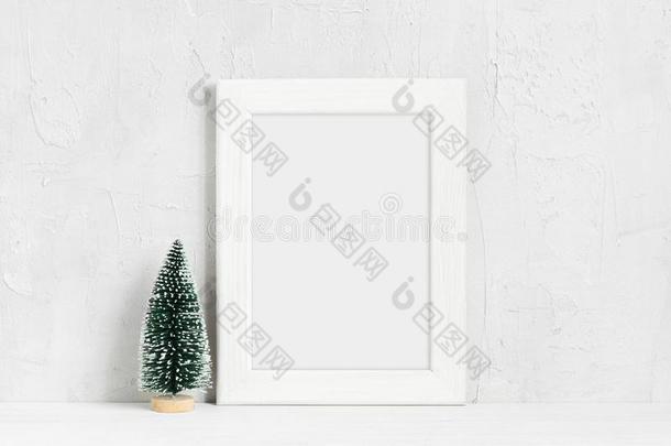 极简主义圣诞节愚弄-在上面和白色的木制的框架