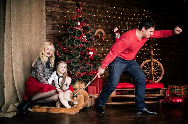 美丽的幸福的家庭和圣诞节冬雪橇采用指已提到的人布置