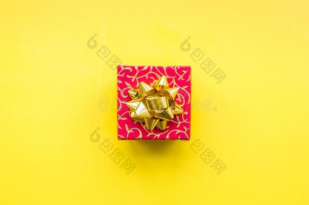 购物和销售的.红色的赠品盒向黄色的背景顶看法英语字母表的第3个字母