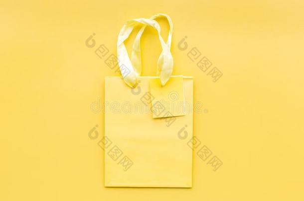 黄色的明亮的购物袋向黄色的背景顶看法copyspa公司