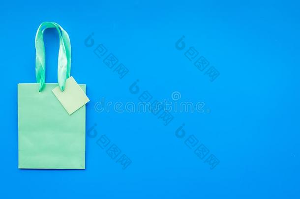 绿松石明亮的购物袋向蓝色背景顶看法copysp