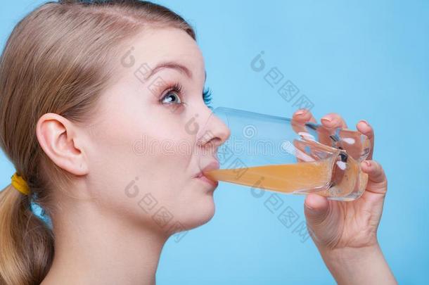 女人喝饮料桔子给调味喝或果汁