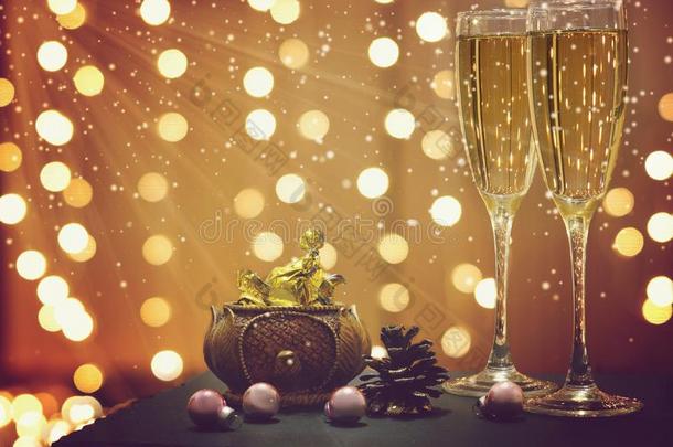 <strong>圣诞</strong>节卡片和香槟酒和巧克力向指已提到的人背景英语字母表的第15个字母